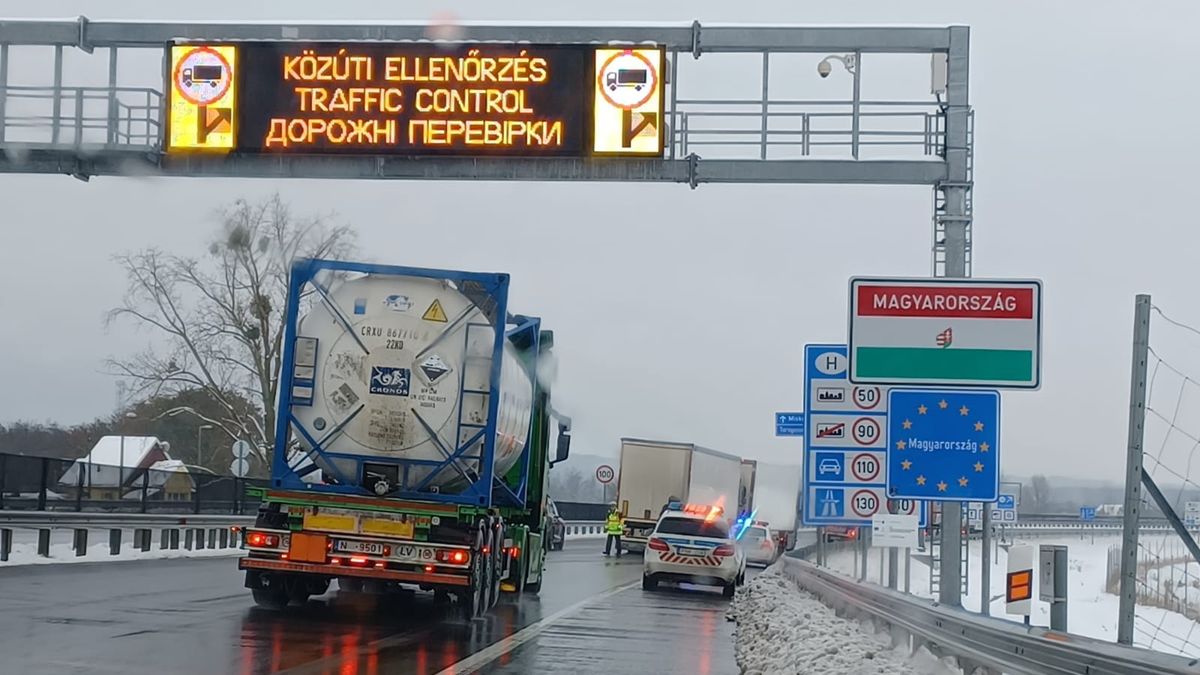 Kvůli blokádě stojí na slovenské straně ve směru na Ukrajinu asi 600 kamionů